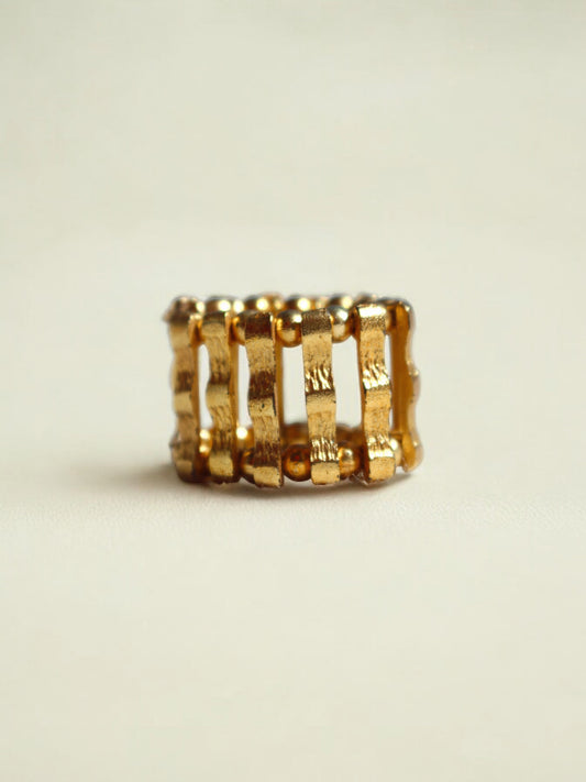 Foto de Anillo atemporal Lucia en dorado