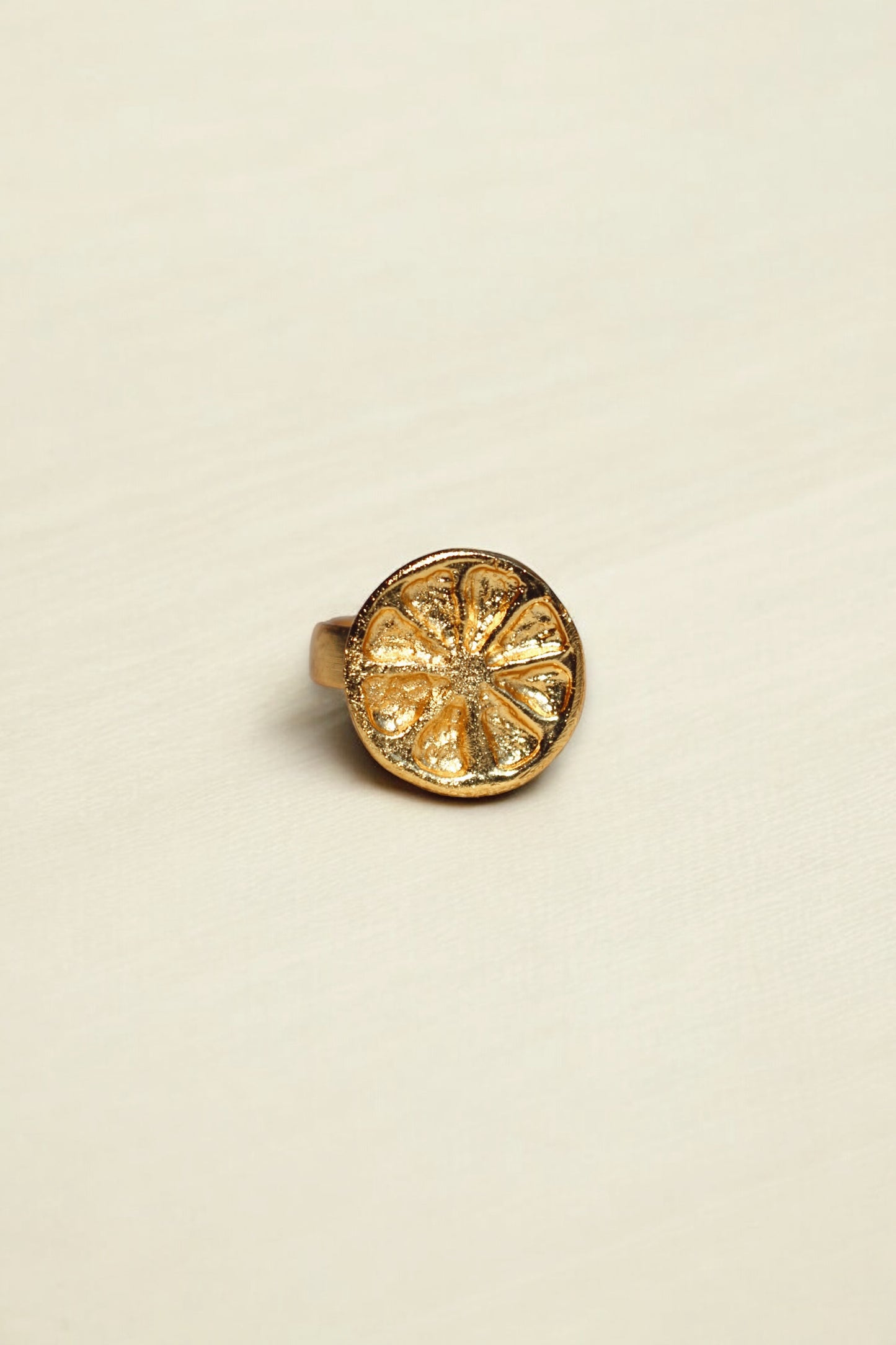 Anillo en forma de limón