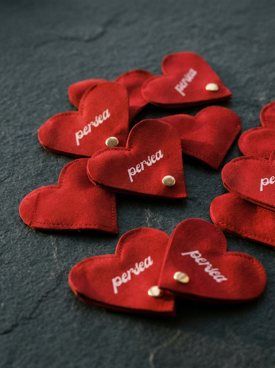Estuches rojo con forma de corazón, creados para guardar joyas artesanales Persea.